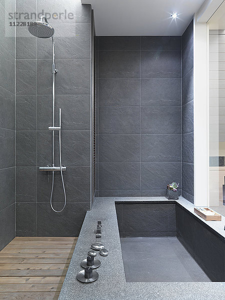 Moderne schwarze Schieferbadewanne und Dusche