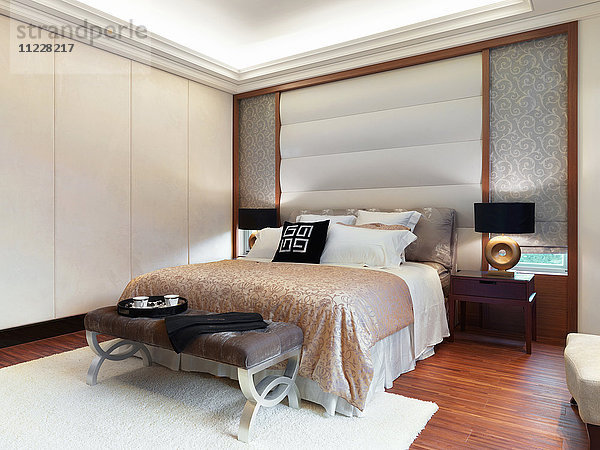 Schlafzimmer mit Hartholzboden und weißem Teppich