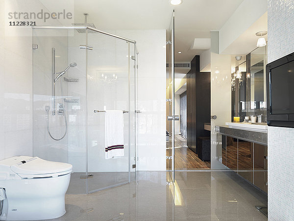 Sauberes  modernes Badezimmer mit großer Glasdusche