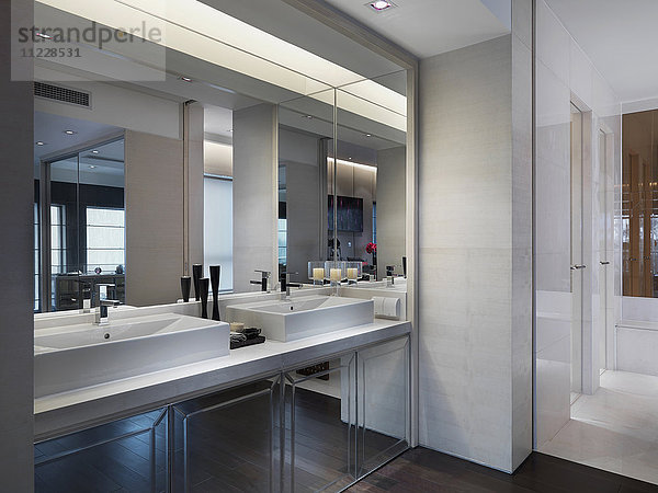 Modernes Badezimmer mit großen Spiegeln