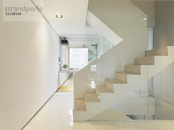 Weiße Treppe in modernem Haus
