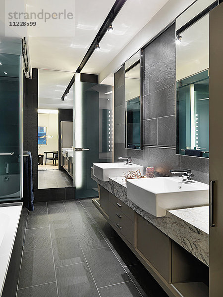 Schieferfliesenboden und -wände in einem modernen Badezimmer