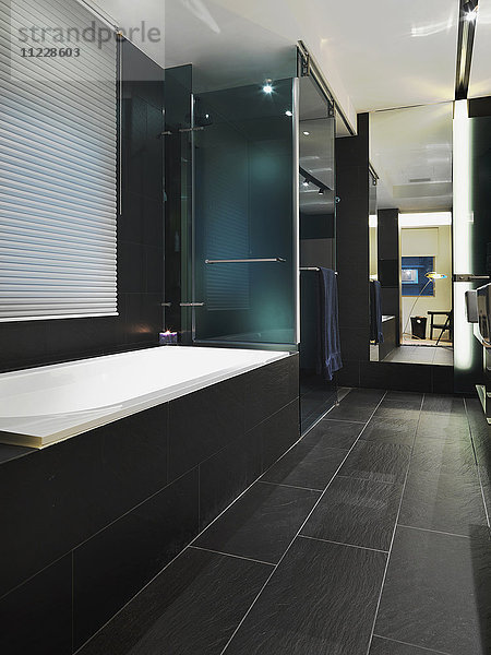 Detail einer schwarzen Fliese in einem modernen Badezimmer