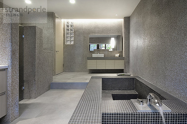 Großes modernes Bad mit Mosaikfliesen-Badewanne