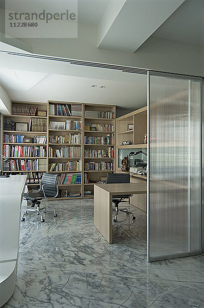Modernes Heimbüro mit Marmorboden