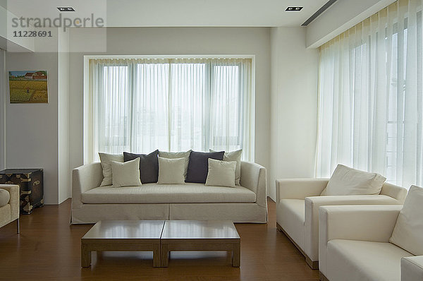 Weiße Möbel im modernen Wohnzimmer