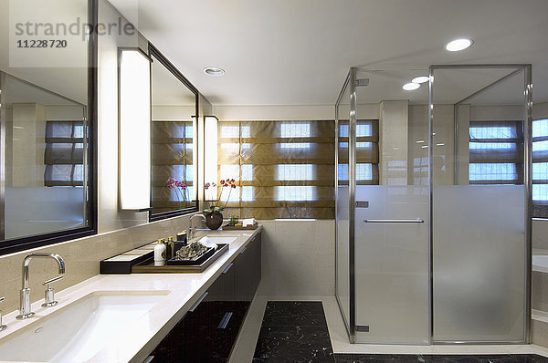 Modernes Badezimmer mit großer Glasdusche