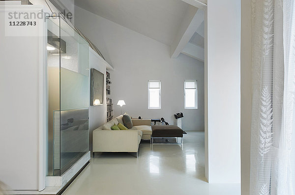 Wohnzimmer im minimalistischen Haus