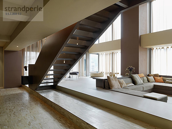 Eingebautes Sofa und Treppe in einer modernen Wohnung
