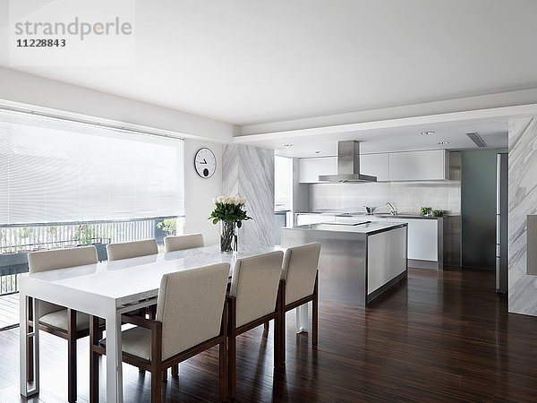 Moderne Küche und Esszimmer mit Kücheninsel aus Edelstahl