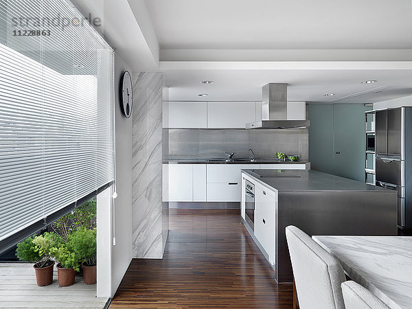 Moderne Küche und Esszimmer mit Kücheninsel aus Edelstahl