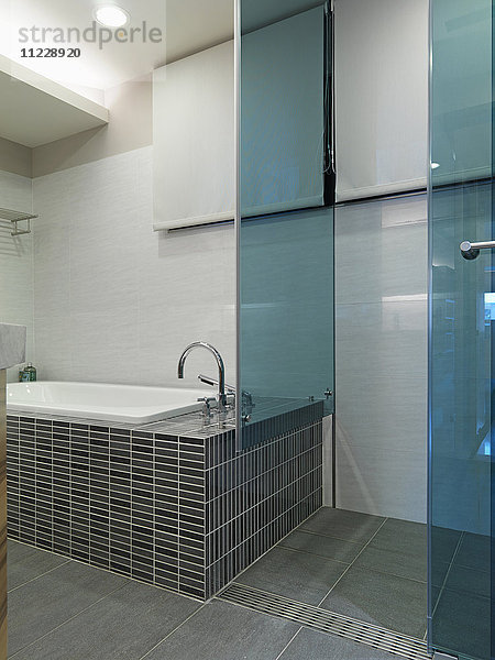 Mosaikfliesen-Badewanne und Glasdusche