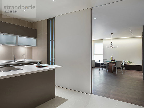 Moderne minimalistische Küche und Esszimmer