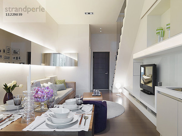 Küche und Wohnzimmer in einem modernen Mehrfamilienhaus