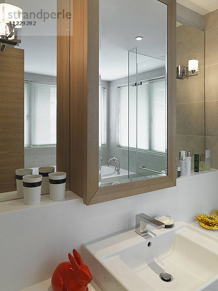 Waschbecken und Spiegel im modernen Badezimmer