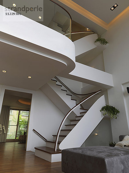 Treppe zum Obergeschoss eines großen modernen Hauses