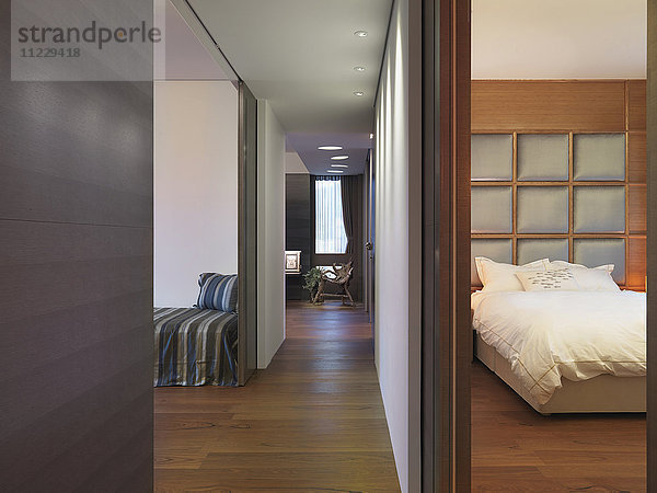 Hartholzdiele zwischen Schlafzimmer und Wohnzimmer in einem modernen Haus