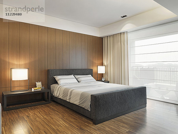 Graue gestreifte Bettwäsche auf dem Bett in einem modernen Schlafzimmer