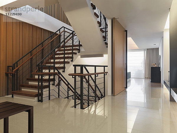 Flur und Treppenhaus in einer modernen Wohnung