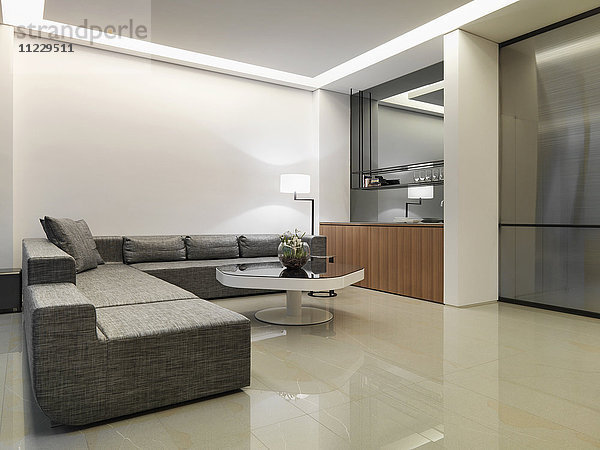 Großes Sofa im minimalistischen Wohnzimmer