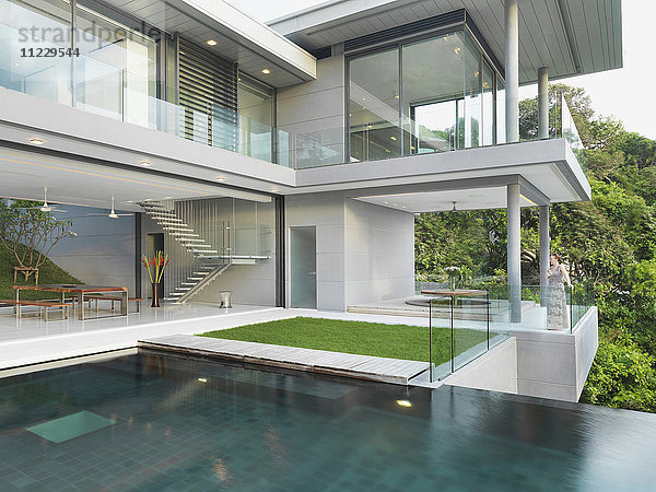 Schwimmbad außerhalb des offenen modernen Hauses