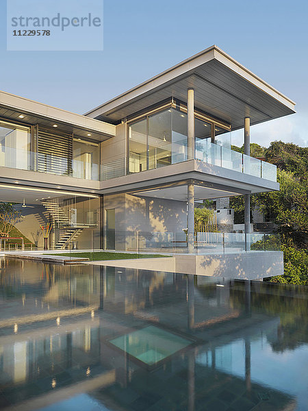 Mehrstöckiges modernes Haus mit Schwimmbad vor der Tür