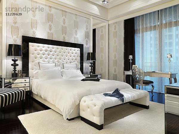 Weißes Bett im eleganten Hauptschlafzimmer