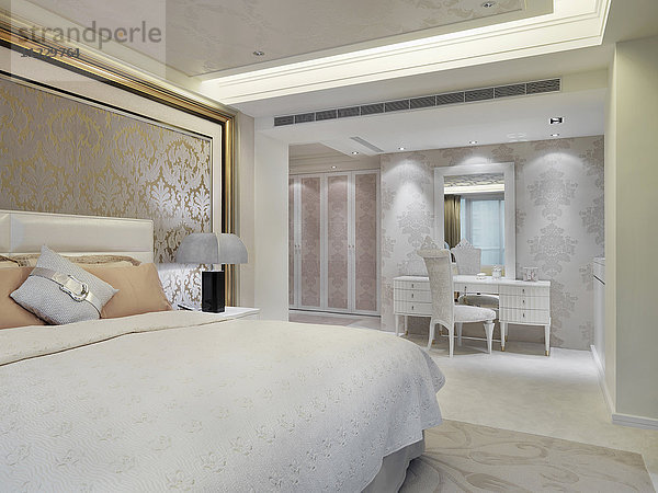 Elegantes Schlafzimmer mit bedruckter Tapete