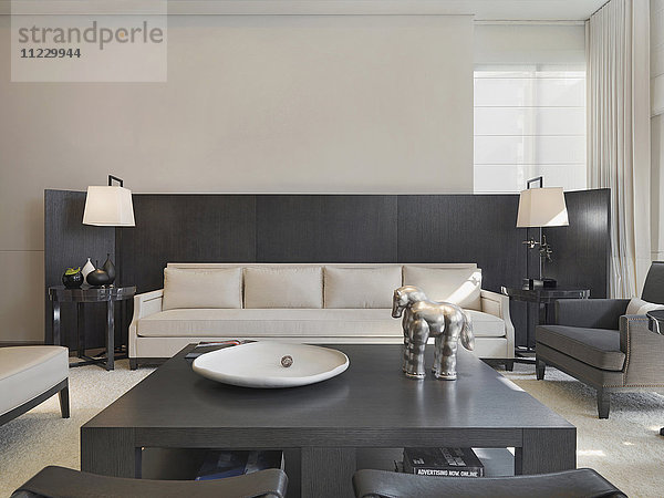 Modernes Wohnzimmer in Schwarz und Weiß