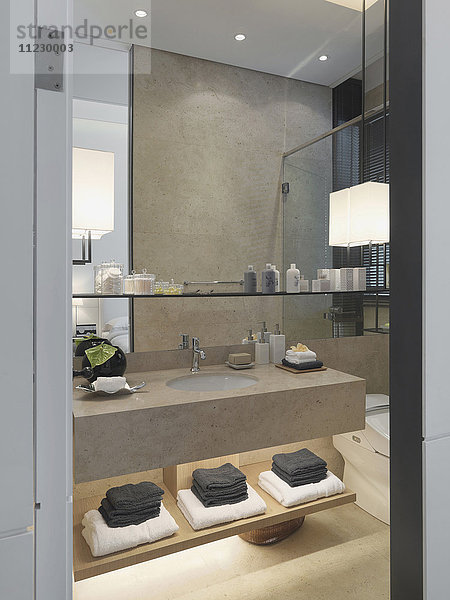 Modernes Badezimmer mit großem Spiegel