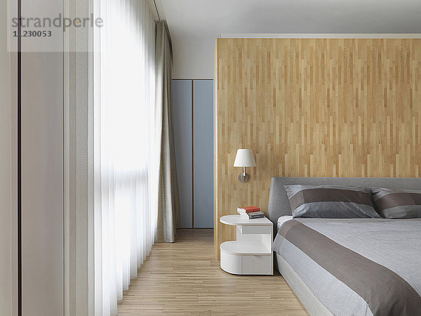 Hartholzboden und -wand in einem modernen Schlafzimmer