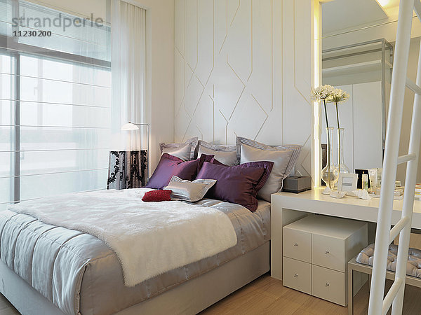 Elegantes Bett im modernen Schlafzimmer