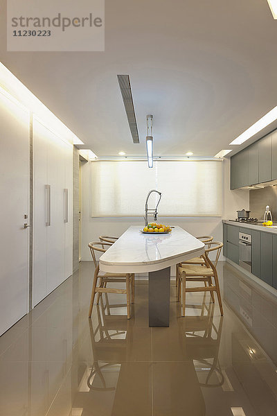 Esstisch in der Küche eines modernen Hauses