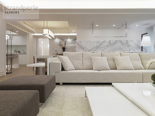 Modernes Wohnzimmer mit weißem Sektionssofa
