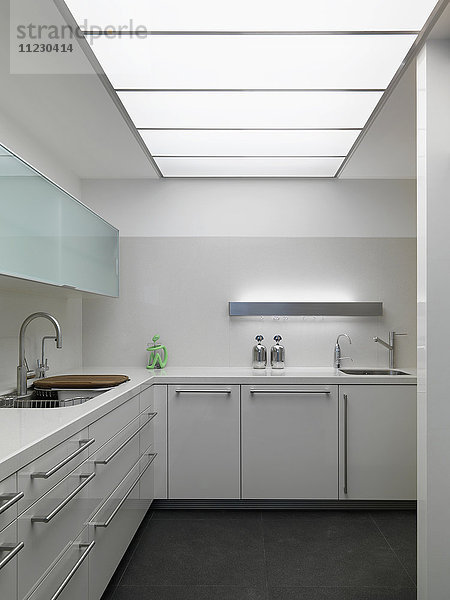 Moderne weiße Küche in einem minimalistischen Haus