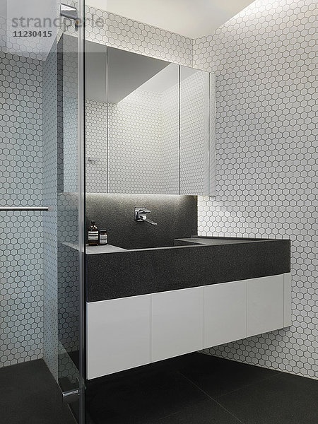 Waschbecken im modernen schwarz-weißen Badezimmer