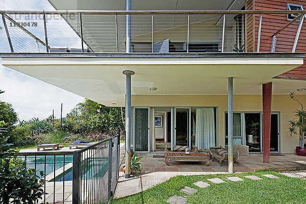 Außenbereich des Hauses mit Veranda und Schwimmbad