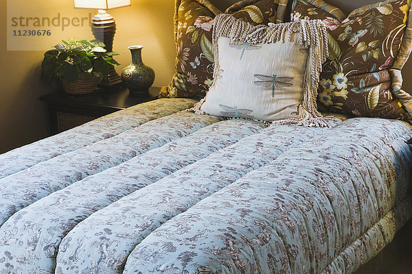Komfortables Doppelbett mit Bettdecke