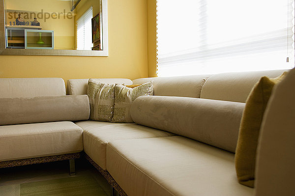 Detail eines zeitgenössischen Sofas im Wohnzimmer