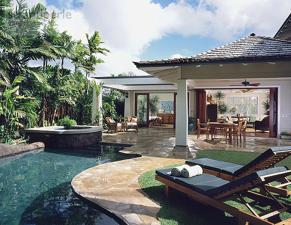 Hinterer Außenbereich und Schwimmbad eines modernen Hauses