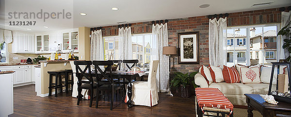 Küche  Esszimmer  Wohnzimmer mit Panoramablick und Backsteinmauer