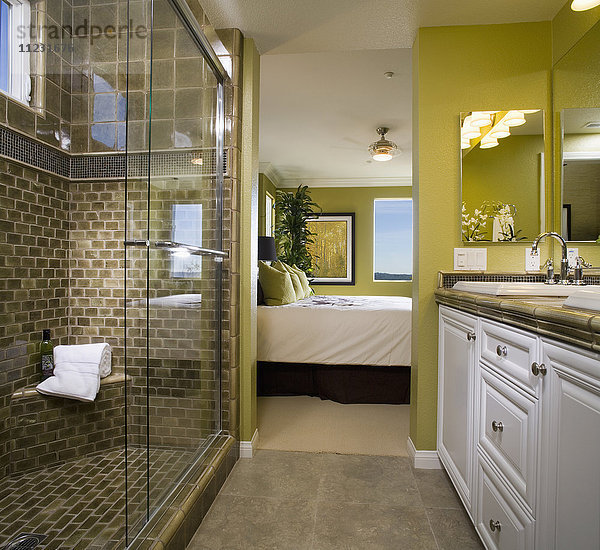 Badezimmer mit kunstvoll gefliester Dusche