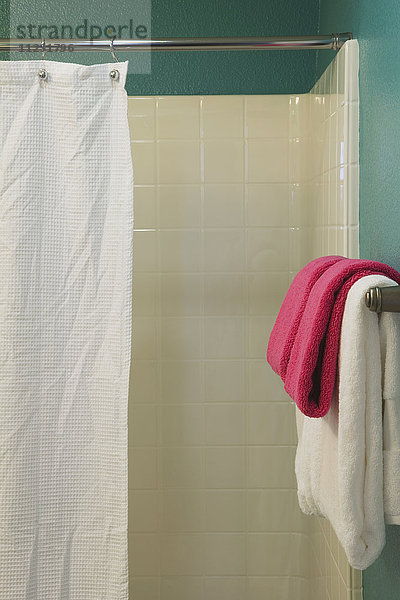Zeitgenössisches Badezimmer in Teal mit weißer Dusche und Duschvorhang