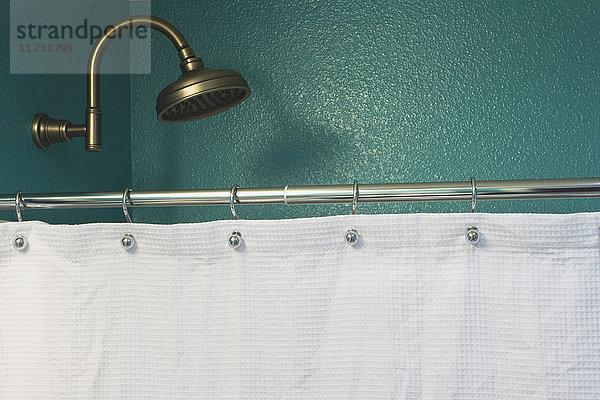 Teal Badezimmer Wand  Wasserhahn  und weißer Duschvorhang