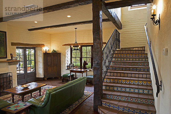 Treppe und Wohnzimmer im spanischen Stil