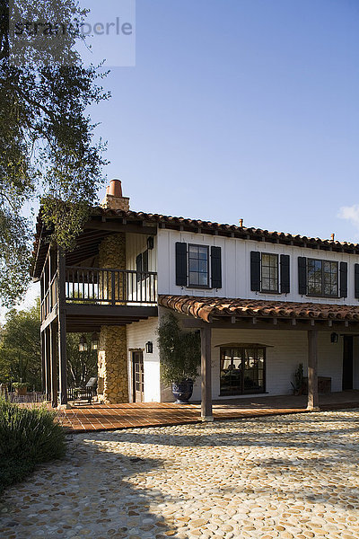 Außenansicht eines Hauses im spanischen Stil und Landschaft