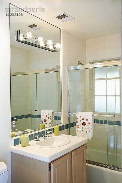 Traditionelles Waschbecken und Spiegel im Bad