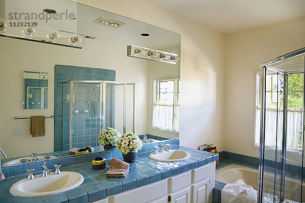 Badezimmer mit blauen Fliesen