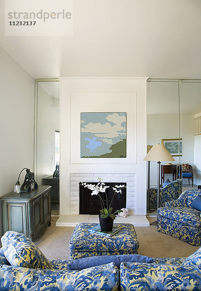 Wohnzimmer mit offenem Kamin und blauen Akzenten