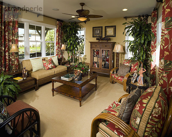 Zeitgenössisches hawaiianisches Wohnzimmer